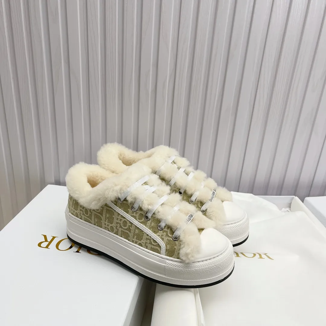 👟👟Ex-factory price 560👟👟 Ready-made high-quality Dior thick-soled sneakers with fully embroidered iconic patterns👟👟 ♦️Top quality in the market🎗Breaking hot item in foreign counters🎗Non-common imitation version in the market🎗🔳The fabric is made of Italian🇮🇹imported fabrics❗️Embroidered upper, original mold injection Logo frosted five-pointed star outsole🔳Inner wool injection molding mold Logo foam feet Code number: 35 to 41. 40 41 custom-made wool